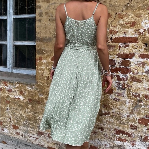 Boho green dot pleated belted cami dress - Picture 3 of 7